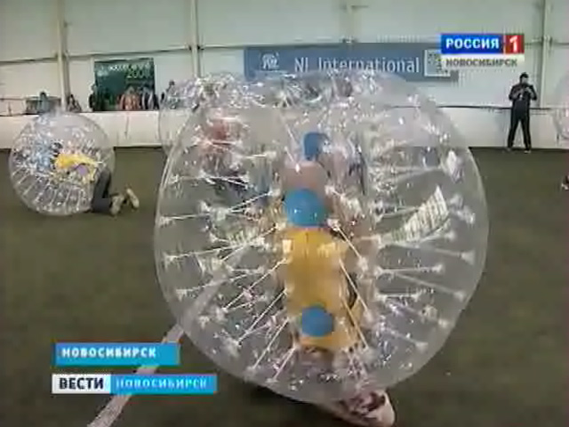 В Новосибирске прошел первый матч по необычной разновидности футбола - бамперболу