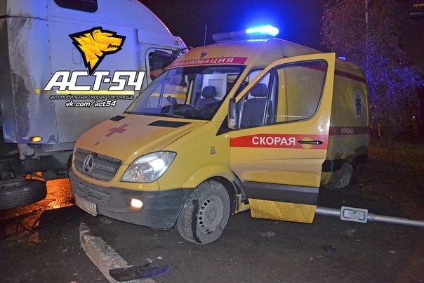 В Новосибирске грузовик протаранил реанимобиль с ребенком: есть пострадавшие