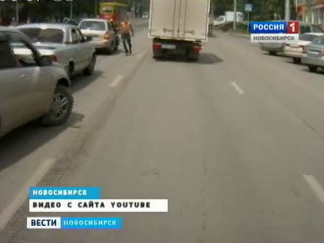 Дорожные разборки устроили в Новосибирске молодые парни на Lada Kalina