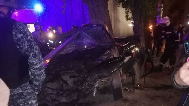 В Новосибирске автомобиль под управлением 19-летнего водителя влетел в дерево