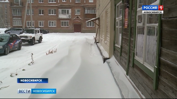 Новосибирцы массово жалуются на плохую уборку снега во дворах