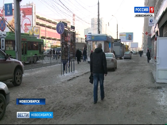 Коммунальщики почистили тротуары на площади Маркса
