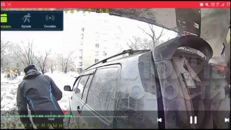 В Новосибирске водитель перепутал педали и впечатал пенсионерку в стену