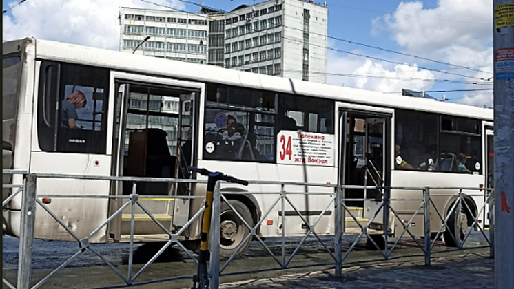 В Новосибирске автобус № 34 отправил в больницу водителя-ученицу
