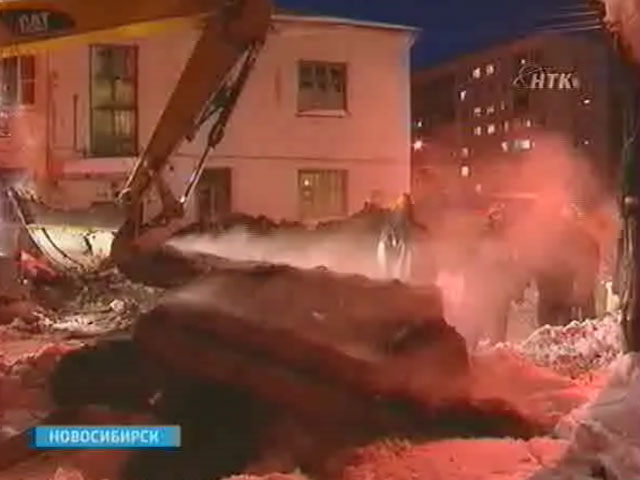 Рекордный снег в Новосибирске вызвал ряд коммунальных аварий