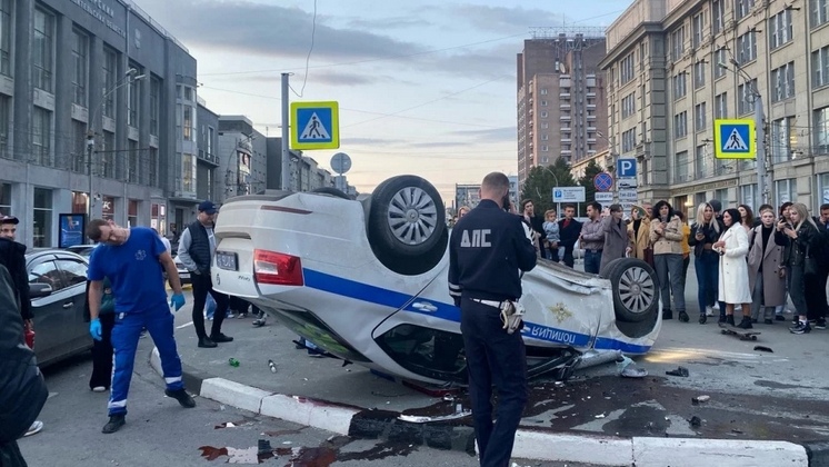 В центре Новосибирска Lexus врезался в патрульный автомобиль ДПС
