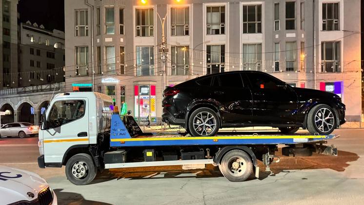 В Новосибирске у автолюбителя конфисковали тонированный BMW X6 без номеров