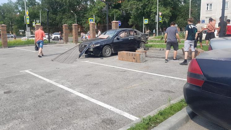 Иномарка снесла забор после массовой аварии в Новосибирске