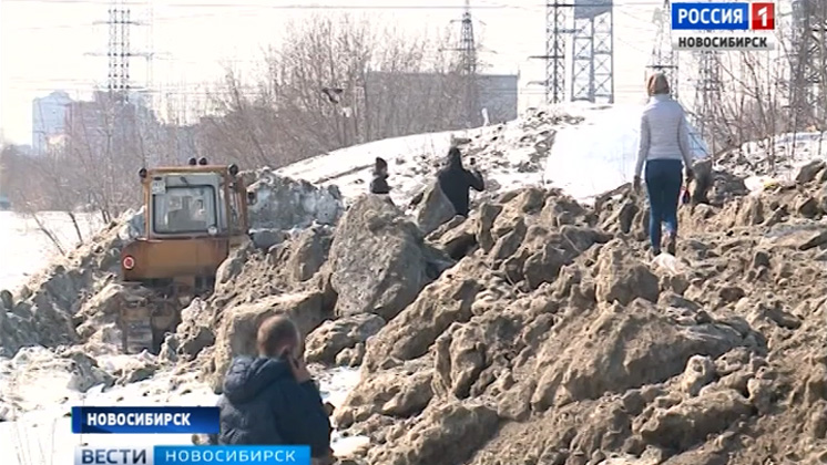 Убрать незаконный снегоотвал требуют жители Октябрьского района
