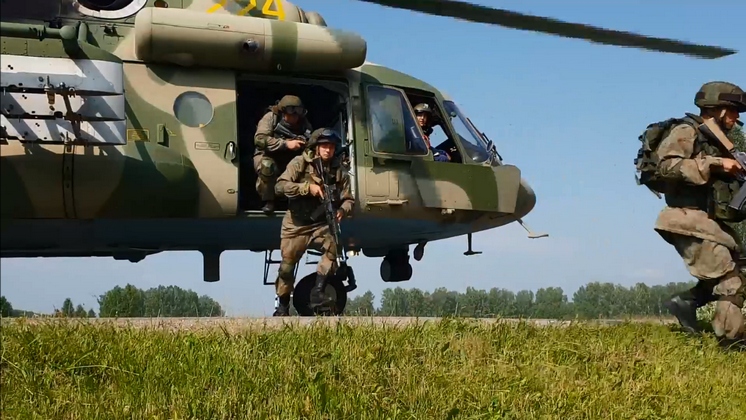 Военные посадили вертолёт на дорогу в Новосибирской области