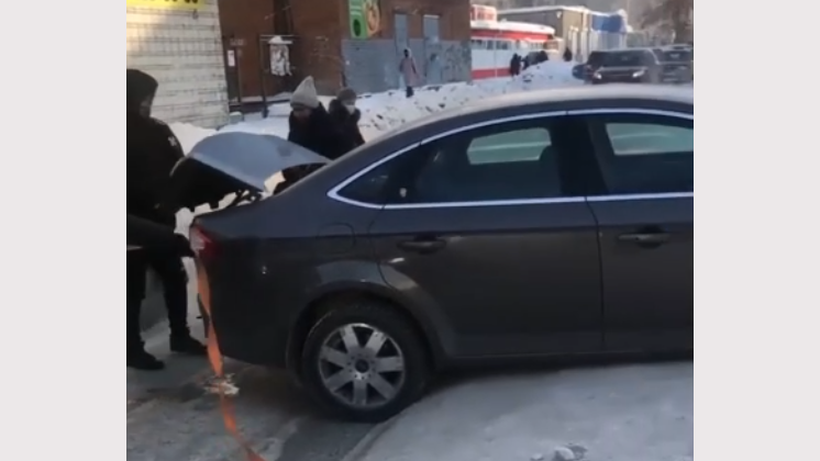 Росгвардейцы помогли застрявший на дороге автомобиль Новосибирске