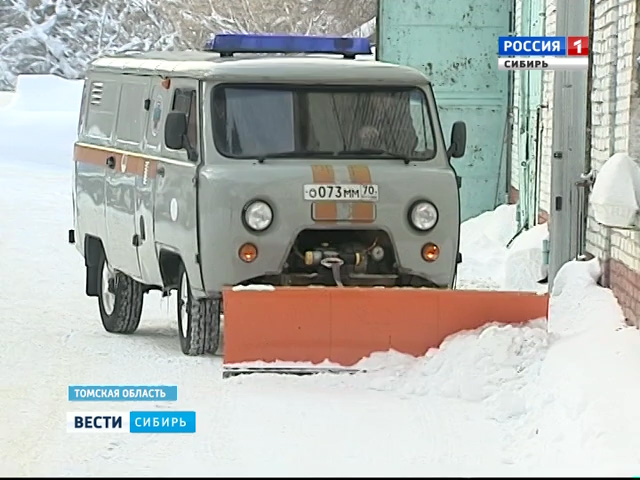 Сотрудники томской больницы превратили старый УАЗ в снегоуборочный трактор
