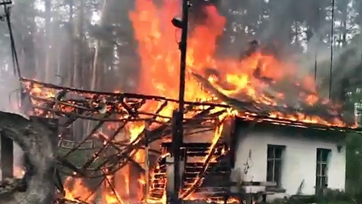В Новосибирске на территории заброшенного лагеря произошёл пожар