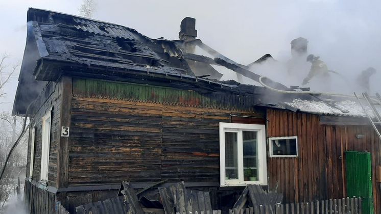 В Первомайском районе Новосибирска загорелся одноэтажный барак