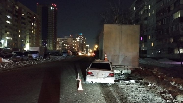 В Новосибирске пьяный водитель Mitsubishi въехал в припаркованную фуру