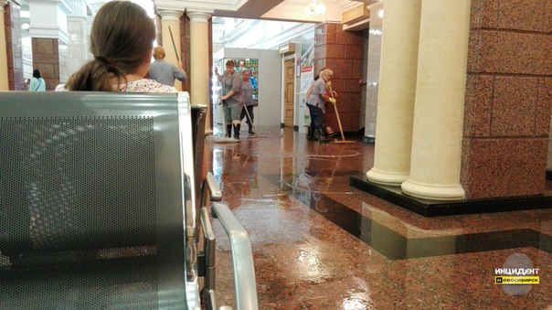 Субботний ливень затопил железнодорожный вокзал в Новосибирске