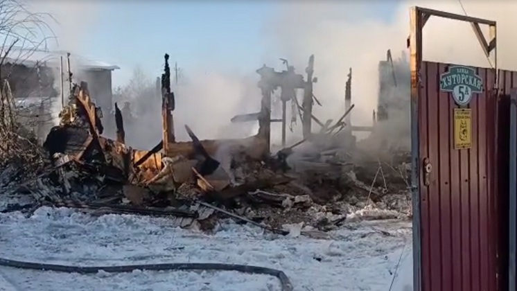 В новосибирском микрорайоне Пашино сгорел частный двухэтажный дом 