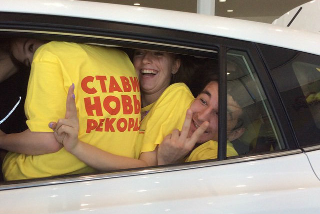 Студенты из Сибири поставили рекорд Гиннеса по числу людей в автомобиле