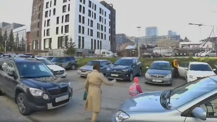 Прокуроры Новосибирска занялись наездом машины на четырехлетнюю девочку во дворе