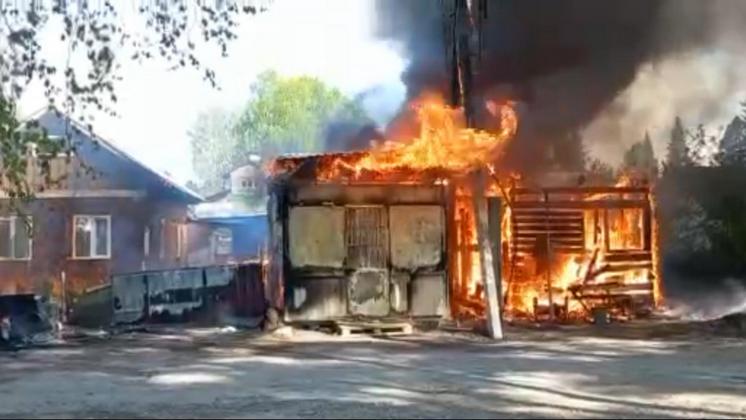 В Новосибирске загорелись два магазина-склада из-за взрыва газовых баллонов