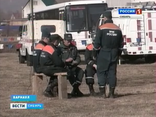 Новосибирские спасатели провели учения по ликвидации чрезвычайных ситуаций в барнаульском поселке Затон