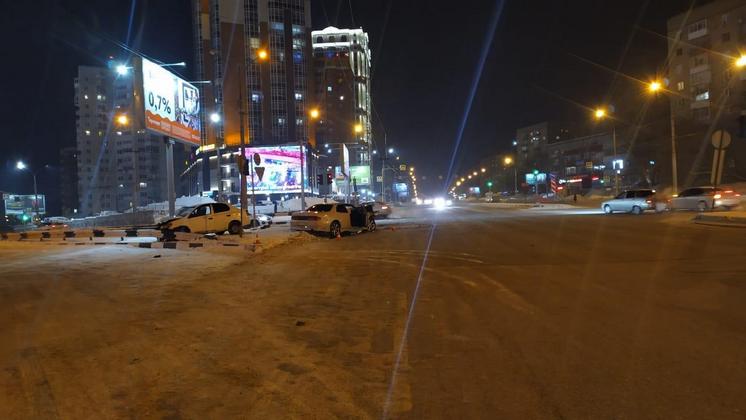 Двух человек увезли в больницу из-за ДТП в Новосибирске