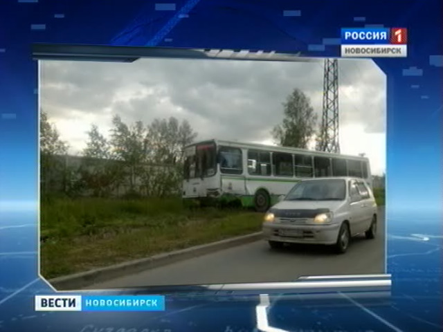 На улице Тайгинской автобус столкнулся с иномаркой. Пассажиры автобуса не пострадали