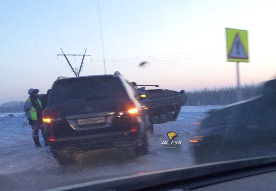 Под Новосибирском Land Cruiser столкнулся с боевой машиной пехоты