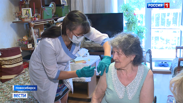 Волонтёры помогают вакцинировать от коронавируса маломобильных новосибирцев