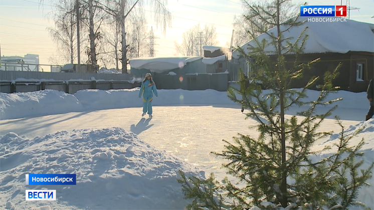 Пенсионер из Новосибирска залил каток во дворе своего дома