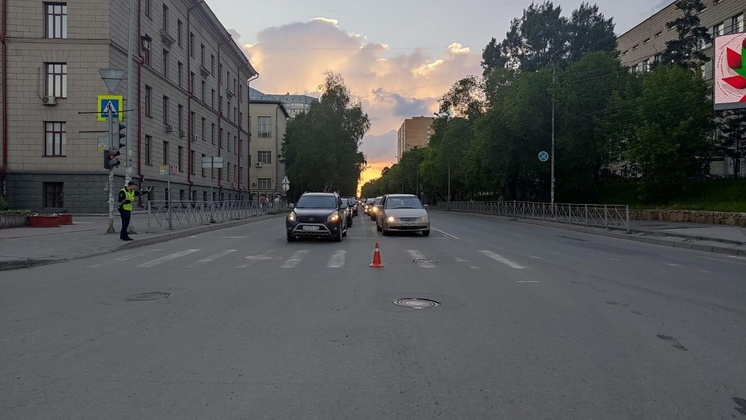 В Новосибирске водитель сбил велосипедиста на пешеходном переходе и скрылся