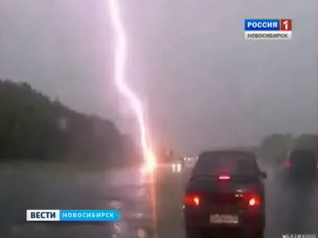 В Омской области молния ударила в женщину с 6-летним ребенком