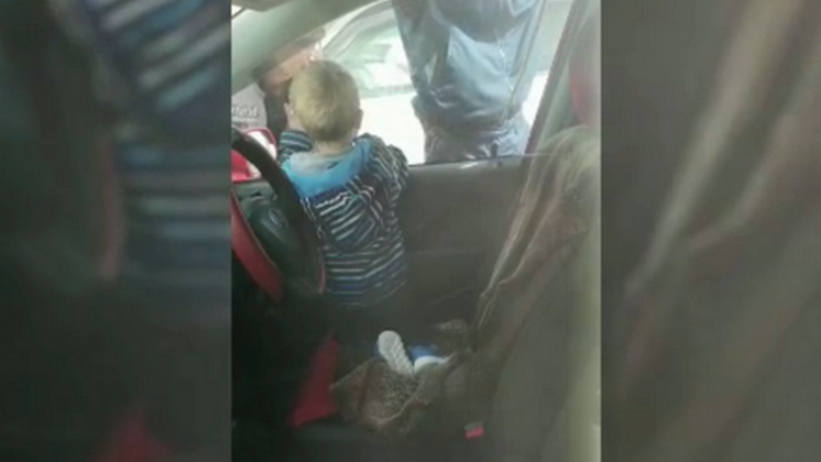 Двухлетнего ребёнка вызволили из заблокированного автомобиля в Новосибирске