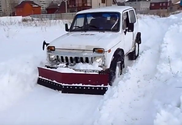 Новосибирец сделал снегоуборочную машину из «Нивы»