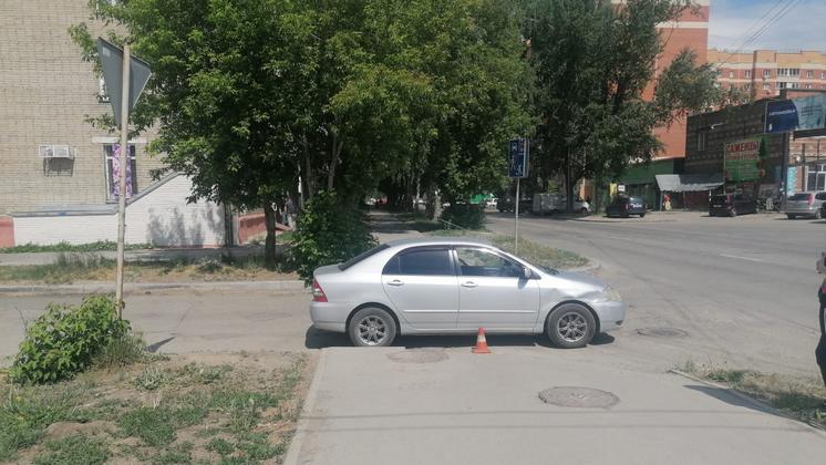 В Новосибирске водитель сбил 11-летнюю девочку на самокате
