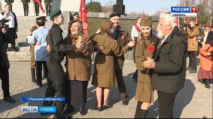 В Омске прошел танцевальный флешмоб в честь Дня Победы