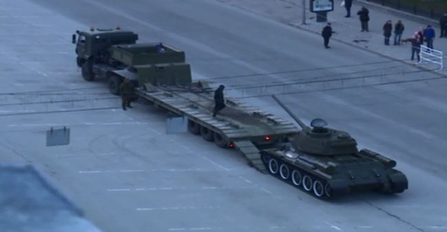 В Новосибирске с Парада Победы танк увезли на эвакуаторе