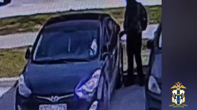 Новосибирец под угрозой расправы угнал автомобиль с женщиной за рулем