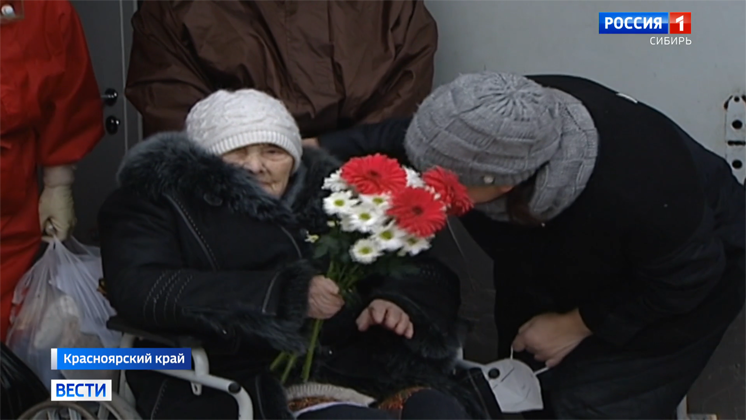 Победившую коронавирус 101-летнюю жительницу Красноярска выписали из больницы