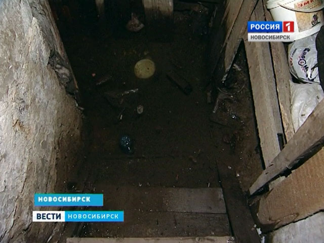 Жители Дзержинского района жалуются на воду в подвале дома