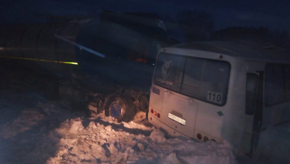  В Новосибирской области в ДТП с автобусом пострадали девять человек, один погиб