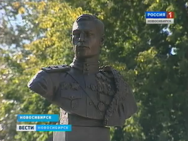 Возле авиационного кадетского корпуса открыли памятник Покрышкину