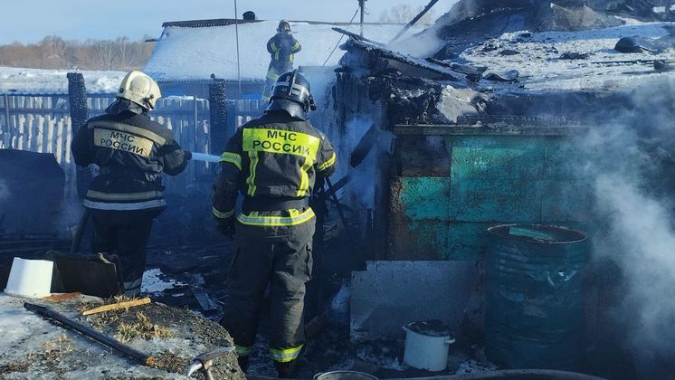 В Новосибирске загорелся дом с газовым баллоном внутри на улице Коуракской