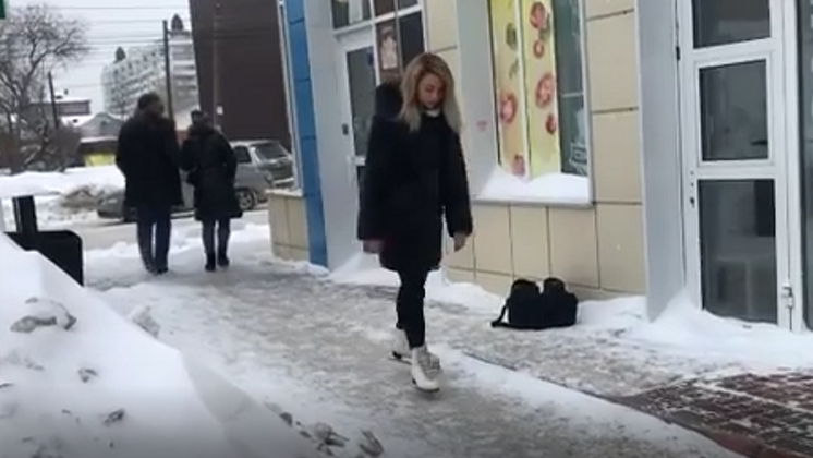 Девушка прокатилась на коньках по обледеневшим тротуарам Новосибирска