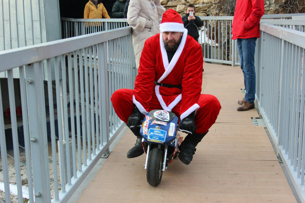 Байкер из Новосибирска в костюме Деда Мороза пролетел над ущельем на мотоцикле
