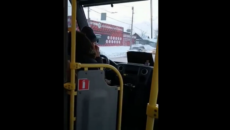 Скандал в новосибирской маршрутке: водитель ехал без маски и говорил по телефону