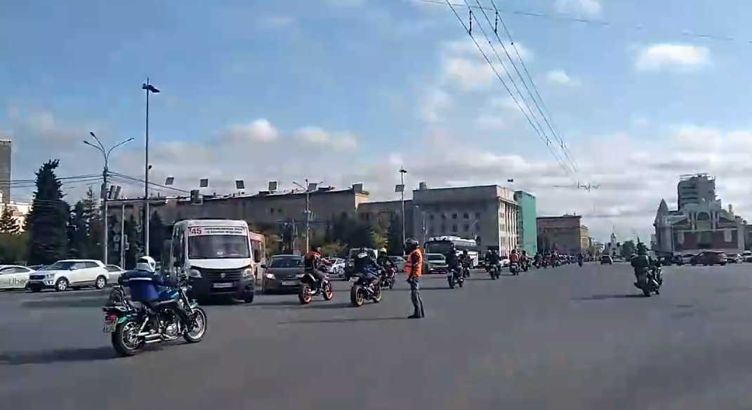 «Потому их и не любят»: байкеры перекрыли Красный проспект в Новосибирске