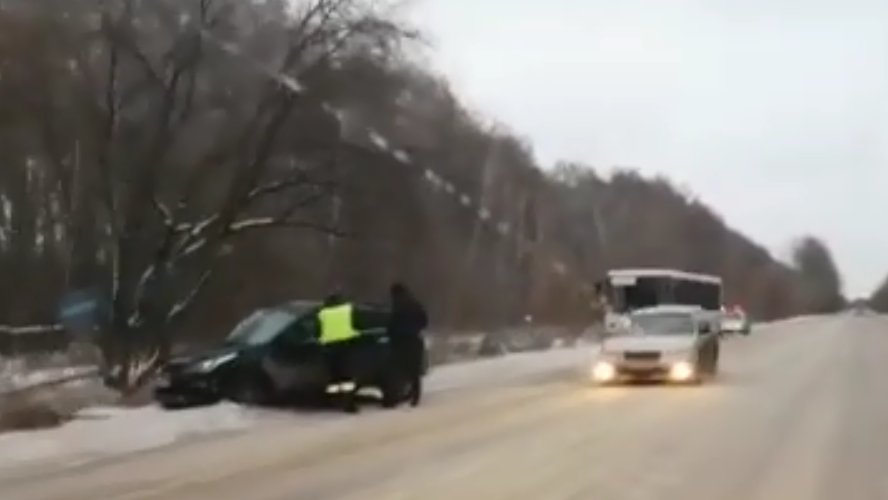 На Толмачёвском шоссе в Новосибирске кроссовер выбросило из колеи под автобус