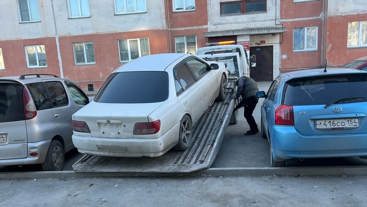 В Бердске судебным приставам пришлось силой забрать иномарку должника