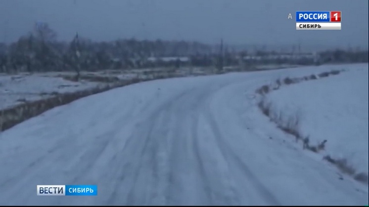 В Иркутской области из-за сильного снегопада ограничено движение транспорта на трассе «Байкал»